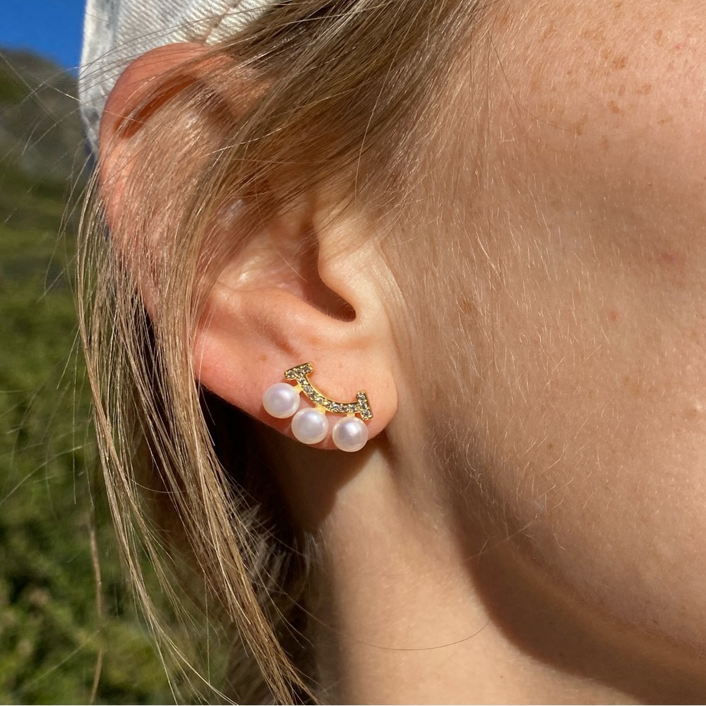 Studs with 3 fresh water pearls